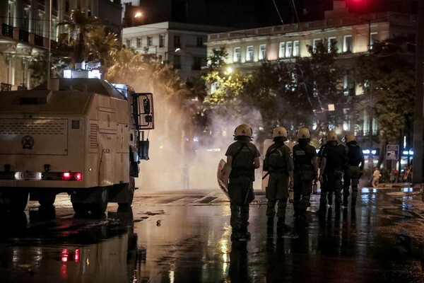 Ένταση και χημικά στο Σύνταγμα μετά την πορεία κατά του υποχρεωτικού εμβολιασμού και των «διαχωρισμών»