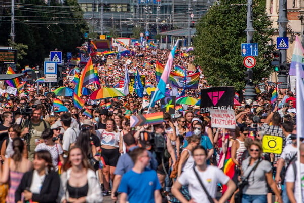 Χιλιάδες στους δρόμους της Ουγγαρίας για το Pride: «Η αγάπη είναι ανθρώπινο δικαίωμα»