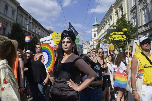 Χιλιάδες στους δρόμους της Ουγγαρίας για το Pride: «Η αγάπη είναι ανθρώπινο δικαίωμα»