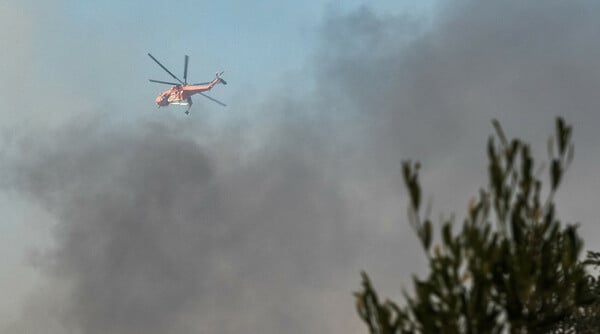 Φωτιά στον Βύρωνα - Και ελικόπτερο στη «μάχη» της κατάσβεσης