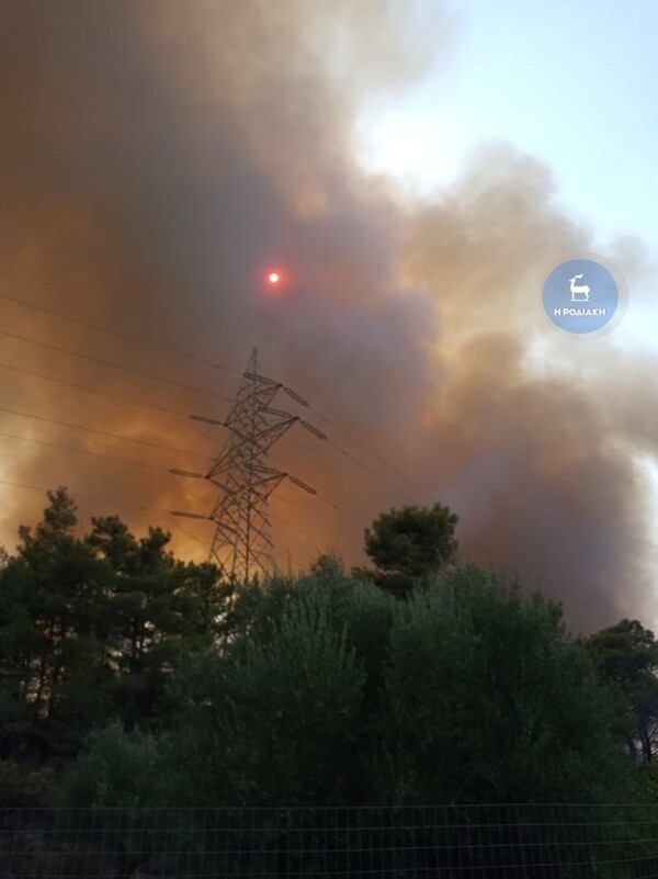 Μεγάλες φωτιές σε Ρόδο και Αιτωλοακαρνανία: Εκκενώθηκαν οικισμοί (Εικόνες & Βίντεο)