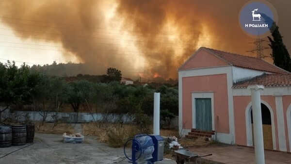 Πυρκαγιά στη Ρόδο: Χωρίς ρεύμα μεγάλο μέρος του νησιού - Εκκενώθηκε η Κοιλάδα των Πεταλούδων (Εικόνες)