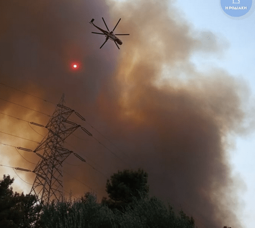 Πυρκαγιά στη Ρόδο: Χωρίς ρεύμα μεγάλο μέρος του νησιού - Εκκενώθηκε η Κοιλάδα των Πεταλούδων (Εικόνες)