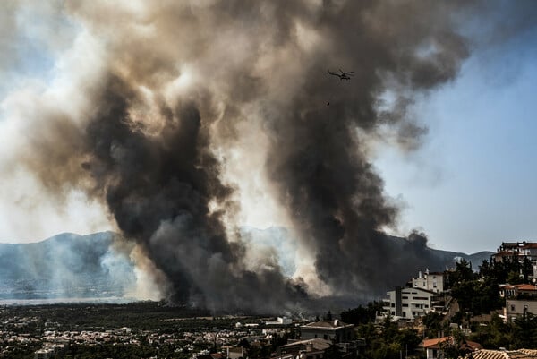 Χάος στη Βαρυμπόμπη: Ζευγάρι ηλικιωμένων εγκλωβίστηκε- Η φωτιά περικύκλωσε πυροσβέστες & αστυνομικούς σε πάρκινγκ