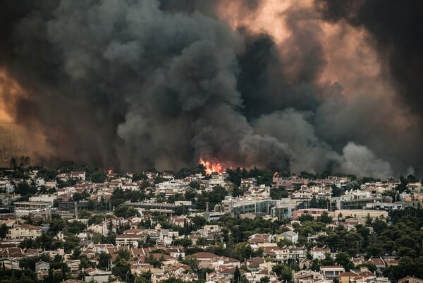 Η φωτιά εξαπλώνεται από τη Βαρυμπόμπη: Εκκενώνεται επειγόντως το Ολυμπιακό Χωριό