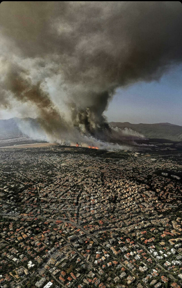 Βαρυμπόμπη: Η φωτιά από ψηλά - Συγκλονιστική φωτογραφία από το πύρινο μέτωπο