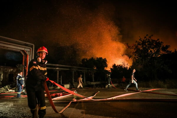 Μάχη να κρατηθεί η μεγάλη πυρκαγιά σε Βαρυμπόμπη-Αδάμες: Έχουν καεί πολλά σπίτια