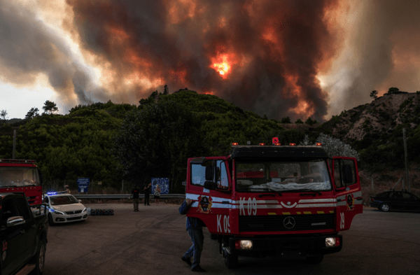 Φωτιά: Η Ελλάδα στις φλόγες, οι πυρκαγιές αφανίζουν τμήματα της χώρας - Τι μεταδίδουν διεθνή ΜΜΕ 