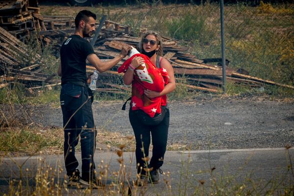 Ανεξέλεγκτη καταστροφή: Η φωτιά σαρώνει ακόμα Θρακομακεδόνες, Βαρυμπόμπη - Καμένο δάσος στα βασιλικά κτήματα (ΕΙΚΟΝΕΣ)