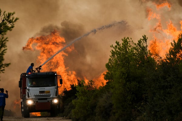 Κρήτη: Μεγάλη φωτιά σε δύσβατο σημείο στον Άγιο Θωμά