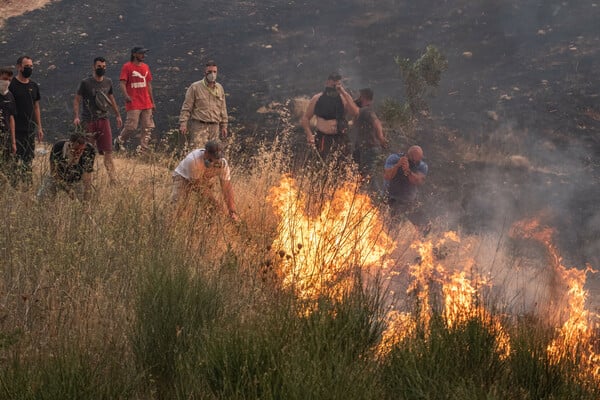 Χωρίς τέλος οι πυρκαγιές στην Εύβοια: Απειλούνται κι άλλοι οικισμοί - Χιλιάδες στρέμματα στάχτη