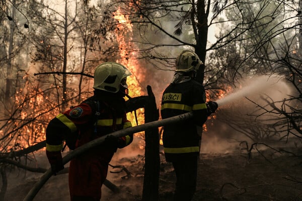 Φωτιά στην Εύβοια: Μεγάλη αναζωπύρωση στο Ασμήνιο, εκκενώνεται το χωριό - Τιτάνια μάχη με τις φλόγες