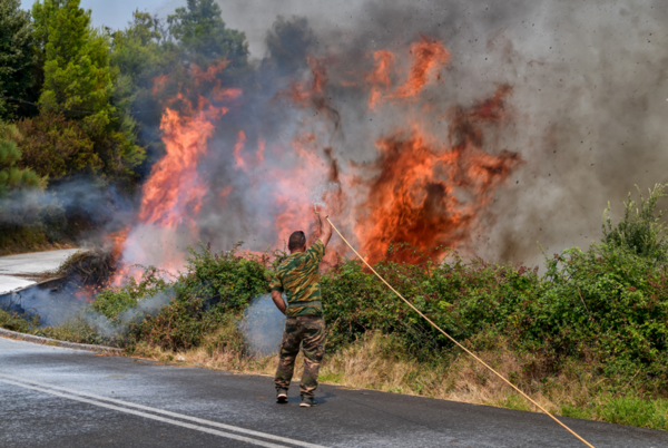 Φωτιά - Αρκαδία: Χειροτερεύει η κατάσταση στα πύρινα μέτωπα- Νέο μήνυμα από το 112 για εκκένωση χωριών