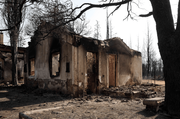 Φωτιές - Αυτοψίες στα καμένα σπίτια: 330 επικίνδυνα για χρήση 