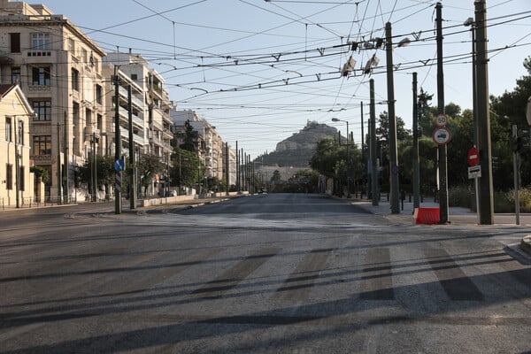 Η άδεια Αθήνα του Δεκαπενταύγουστου: Έρημη πόλη θυμίζει το κέντρο της πρωτεύουσας 