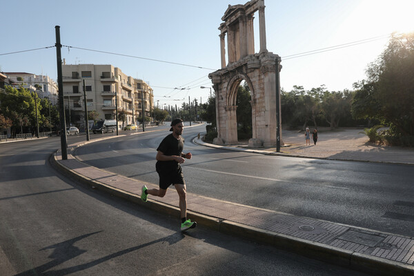 Η άδεια Αθήνα του Δεκαπενταύγουστου: Έρημη πόλη θυμίζει το κέντρο της πρωτεύουσας 