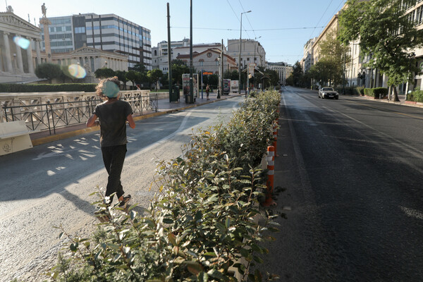 Η άδεια Αθήνα του Δεκαπενταύγουστου: Έρημη πόλη θυμίζει το κέντρο της πρωτεύουσας 