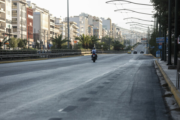 Η άδεια Αθήνα του Δεκαπενταύγουστου: Έρημη πόλη θυμίζει το κέντρο της πρωτεύουσας 