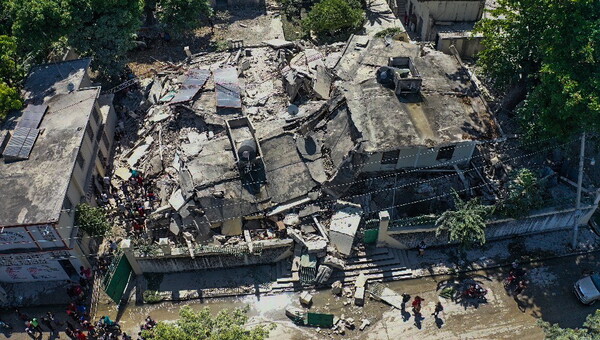 Αϊτή: Εκατόμβες νεκρών και εικόνες ισοπέδωσης - 
