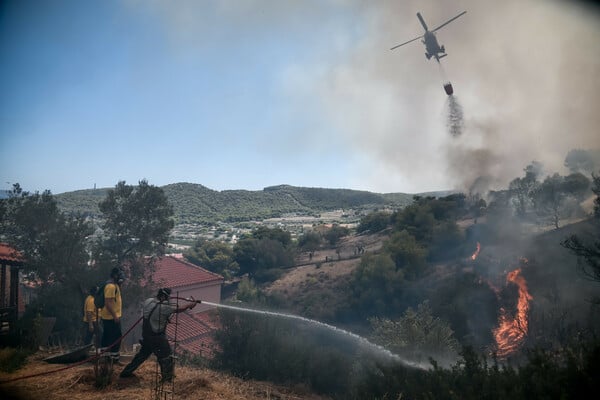 Κερατέα: Εξαπλώνεται ταχύτατα η πυρκαγιά - Εκκενώθηκαν οικισμοί, ανησυχία για τον Εθνικό Δρυμό Σουνίου (ΕΙΚΟΝΕΣ)