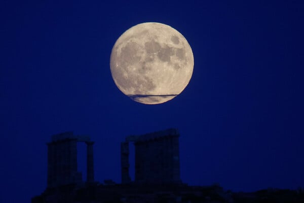 Νυχτερινή ανατολή: Η Σελήνη υψώνεται αργά πίσω από τον Ναό του Ποσειδώνα στο Σούνιο