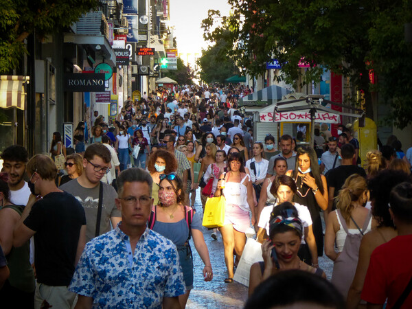 «Απαγορευτικό» για ανεμβολίαστους σε κλειστούς χώρους ψυχαγωγίας μελετά η κυβέρνηση- Τι θα ισχύσει σε σχολεία