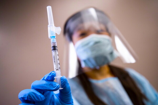 Ισραήλ: Η τρίτη δόση του εμβολίου Pfizer βελτίωσε σημαντικά την προστασία στους άνω των 60