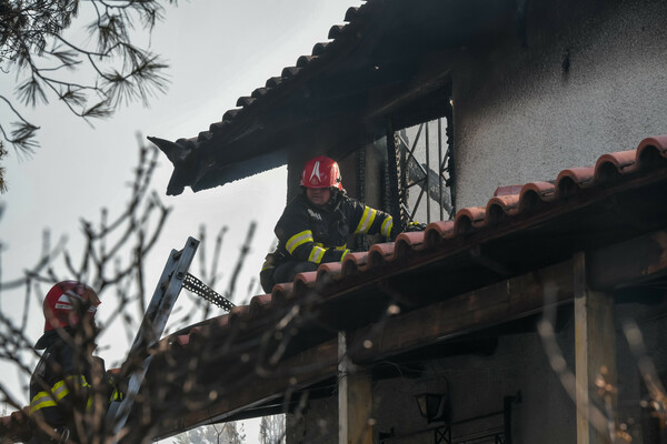 Βίλια: Σε εξέλιξη η φωτιά στα Βίλια - Καμένα σπίτια, στάχτη το δάσος 