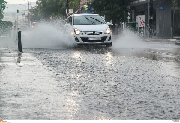 Σφοδρή κακοκαιρία σε κεντρική και δυτική Ελλάδα: Πλημμύρισαν δρόμοι, ξεριζώθηκαν δέντρα, καταστράφηκαν καλλιέργειες