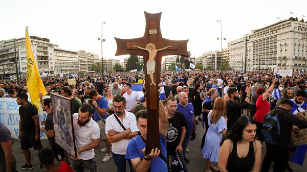 Επεισόδια στο Σύνταγμα στη συγκέντρωση κατά του υποχρεωτικού εμβολιασμού