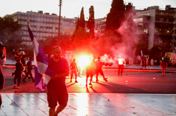 Επεισόδια στο Σύνταγμα στη συγκέντρωση κατά του υποχρεωτικού εμβολιασμού