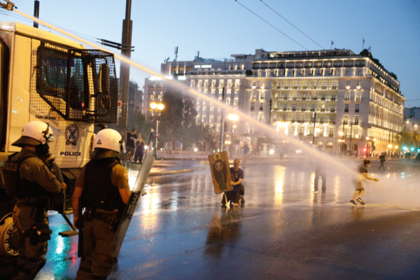 Επεισόδια στο Σύνταγμα στη συγκέντρωση κατά του υποχρεωτικού εμβολιασμού