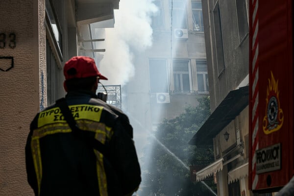 Φωτιά σε κτίριο στο κέντρο της Αθήνας