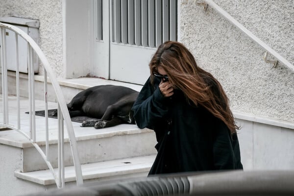 Κλίμα συγκίνησης έξω από το σπίτι του κορυφαίου δημιουργού - Μαργαρίτα Θεοδωράκη: Ήταν καλός και σπουδαίος, να τον αγαπάτε