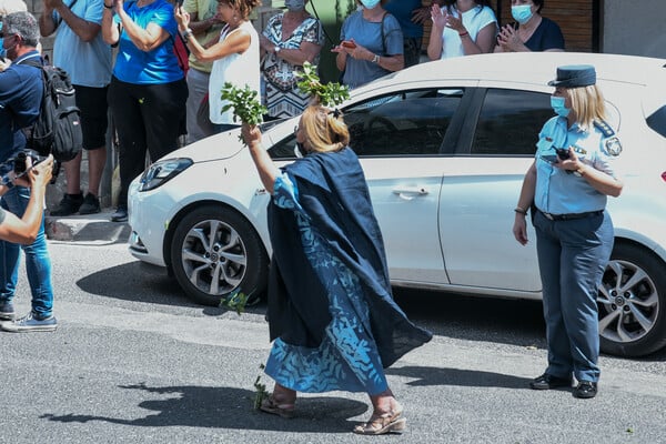 Κλίμα συγκίνησης έξω από το σπίτι του κορυφαίου δημιουργού - Μαργαρίτα Θεοδωράκη: Ήταν καλός και σπουδαίος, να τον αγαπάτε