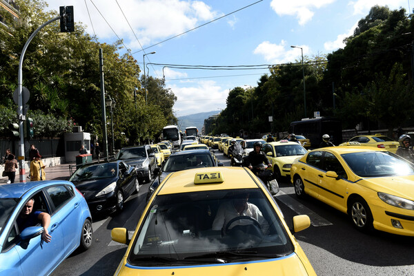 Κυκλοφοριακό «έμφραγμα» στο Σύνταγμα - Κλειστές Μητροπόλεως και Ξενοφώντος 