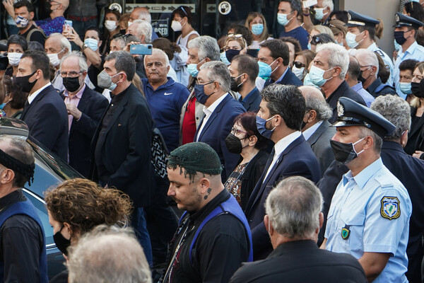 Μίκης Θεοδωράκης: Σε λαϊκό προσκύνημα η σορός του στα Χανιά- «Αθάνατος» φώναζε ο κόσμος (Live)