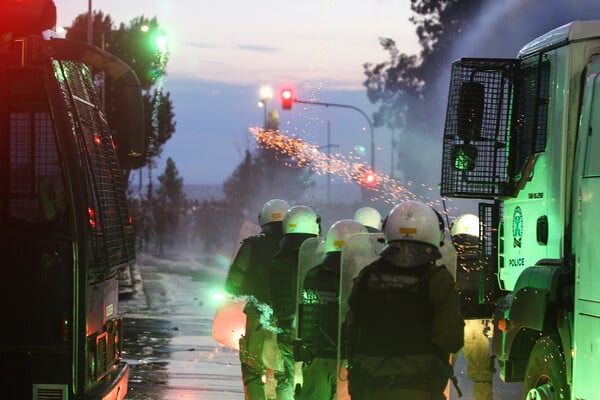 Θεσσαλονίκη: Ένταση και χημικά στη συγκέντρωση κατά της υποχρεωτικότητας του εμβολιασμού - Βίντεο