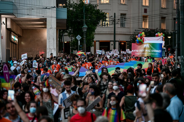 Athens Pride 2021: 20 «κλικ» από την παρέλαση υπερηφάνειας στο κέντρο της Αθήνας