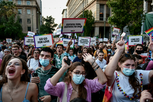 Athens Pride 2021: 20 «κλικ» από την παρέλαση υπερηφάνειας στο κέντρο της Αθήνας