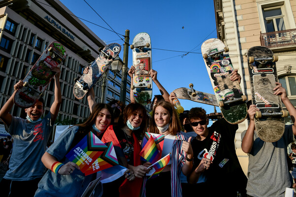 Athens Pride 2021: 20 «κλικ» από την παρέλαση υπερηφάνειας στο κέντρο της Αθήνας