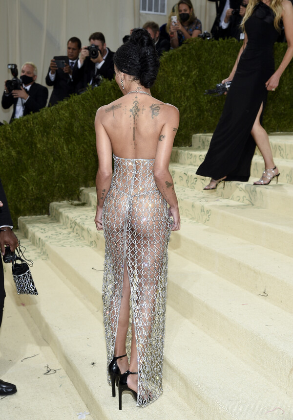 Met Gala: Η Zoe Kravitz απαντά στα σχόλια ότι εμφανίστηκε σχεδόν γυμνή