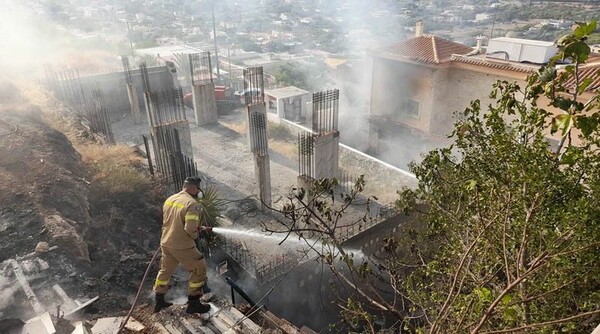 Ισχυρή έκρηξη σε σπίτι στα Καλύβια: Υπάρχουν τραυματίες - Πυρκαγιά σε εξέλιξη