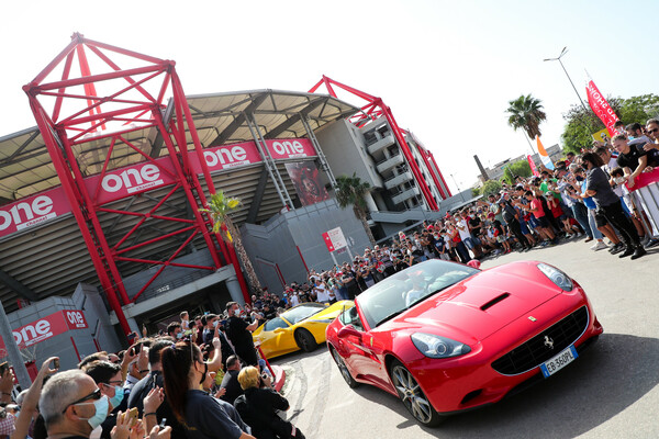 Ο Πειραιάς γέμισε από Ferrari του Passione Rossa