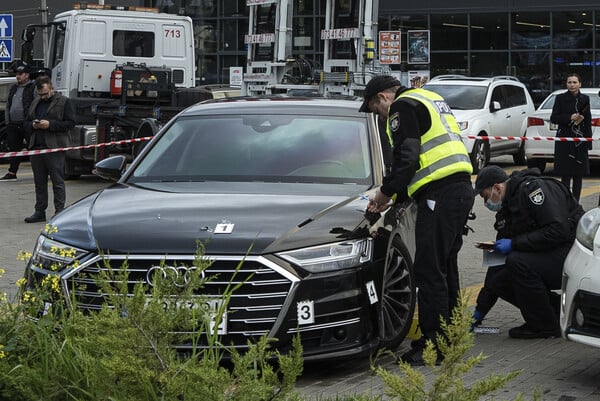 Απόπειρα δολοφονίας συνεργάτη του προέδρου της Ουκρανίας- «Γάζωσαν» το αυτοκίνητό του