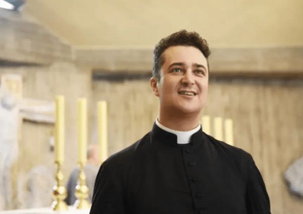 Ιταλία: Ιερέας έκλεβε τις δωρεές των πιστών και διοργάνωνε πάρτι οργίων με ναρκωτικά