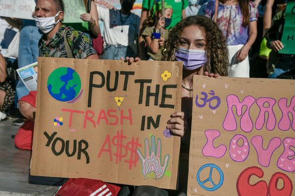 «Make love not CO2»: Στους δρόμους οι νέοι της Ελλάδας, κατά της κλιματικής κρίσης (Φωτογραφίες)