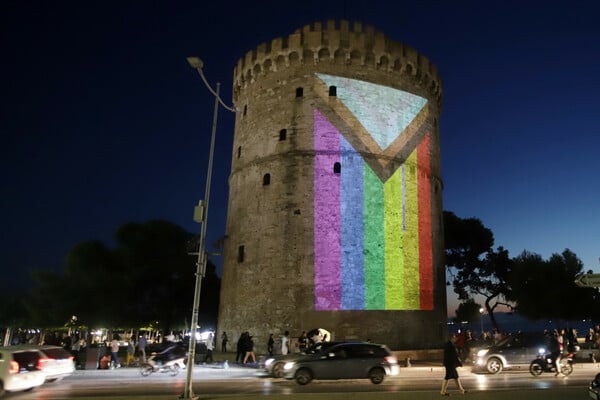 Thessaloniki Pride: Πλήθος κόσμου στην πορεία υπερηφάνειας - Στα χρώματα του ουράνιου τόξου ο Λευκός Πύργος (Φωτογραφίες)