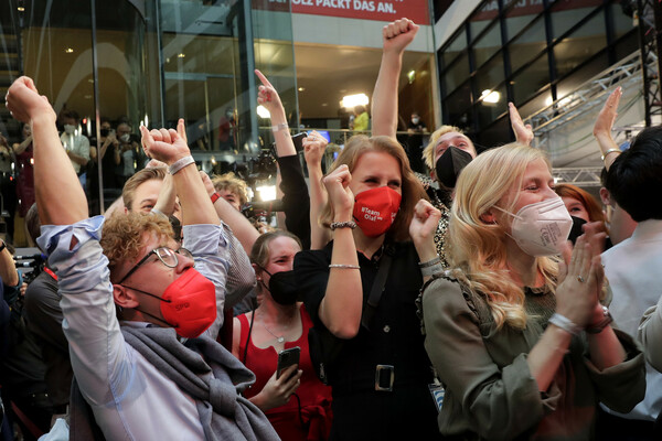 Γερμανικές εκλογές: Μικρό προβάδισμα του SPD- Τα σενάρια για την επόμενη ημέρα