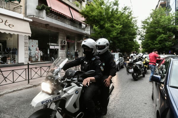 Βίντεο ντοκουμέντο από τη στιγμή της δράσης του «ληστή με το ραβασάκι»